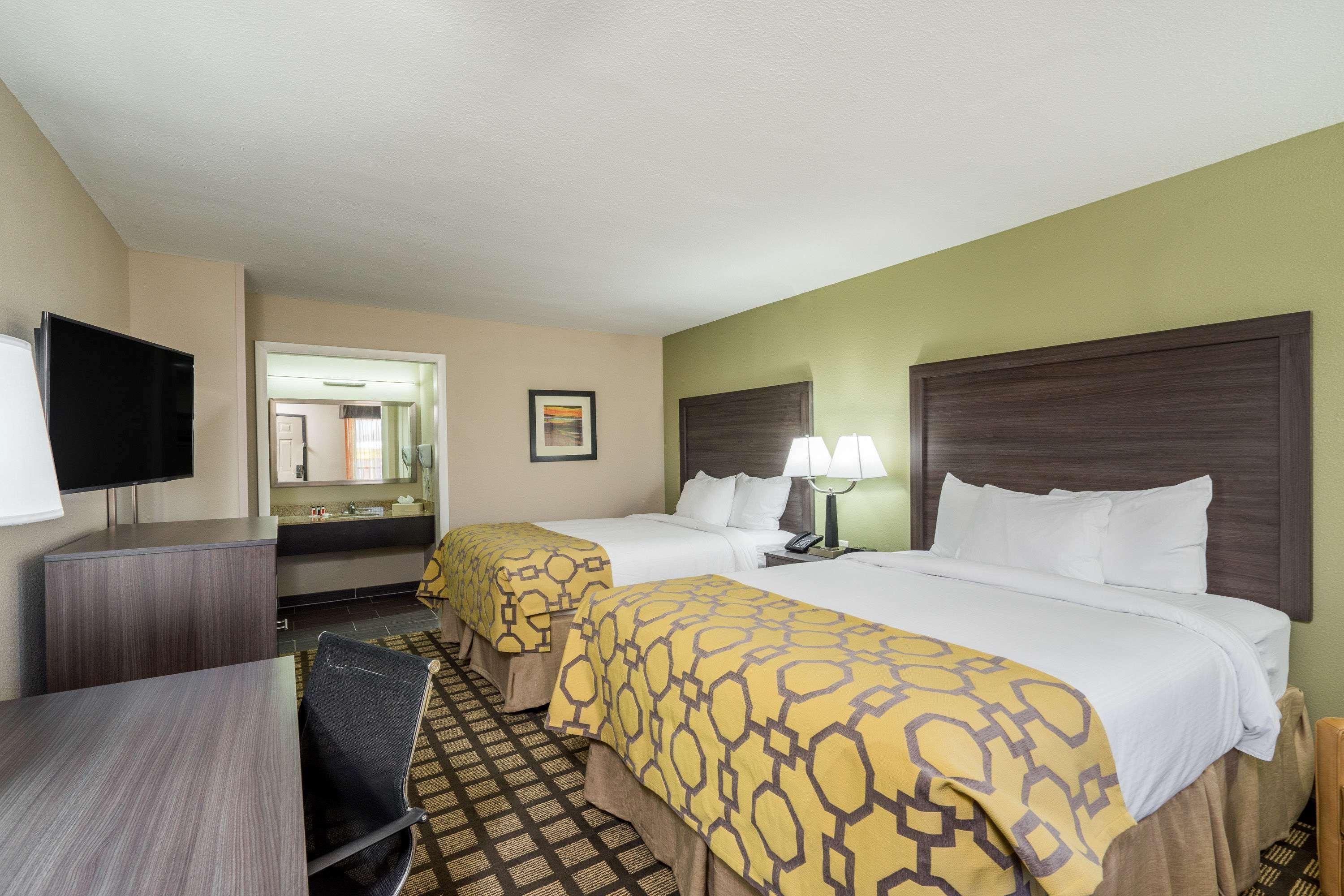 Baymont By Wyndham Clarksville Exterior photo